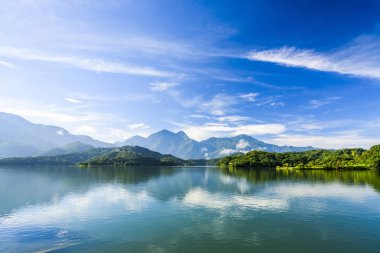 Güneş Ay Gölü 'nün sabahki manzarası, Nantou, Tayvan' da ünlü bir cazibedir..