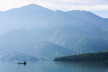 Güneş Ay Gölü 'nün sabahki manzarası, Tayvan, Asya' da ünlü bir cazibe merkezi..