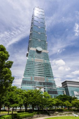 Taipei, Tayvan 'daki Taipei 101 gökdelenlerinin alçak açılı görüntüsü. Xinyi Bölgesi, Taipei 'nin birçok mağaza ve alışveriş merkezinin demirlediği ana alışveriş merkezidir..