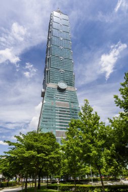 Taipei, Tayvan 'daki Taipei 101 gökdelenlerinin alçak açılı görüntüsü. Xinyi Bölgesi, Taipei 'nin birçok mağaza ve alışveriş merkezinin demirlediği ana alışveriş merkezidir..