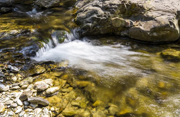 Arroyo Arroyo Agua Que Fluye Más Allá Rocas Piedras —  Fotos de Stock