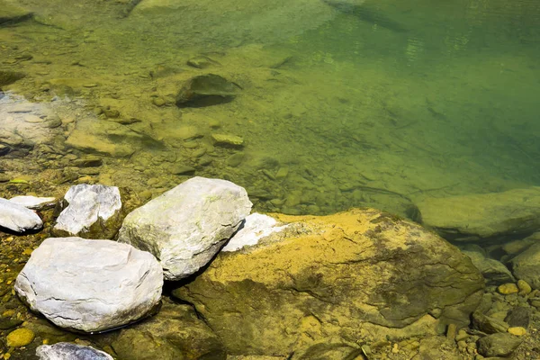 Piedra Debajo Del Estanque Cerca Como Fondo —  Fotos de Stock