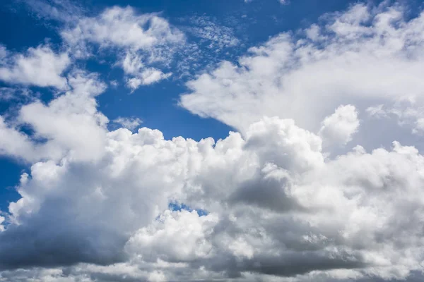 Hermosas Nubes Con Fondo Azul Del Cielo — Foto de Stock