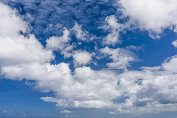 Hermosas Nubes Con Fondo Azul Del Cielo — Foto de Stock