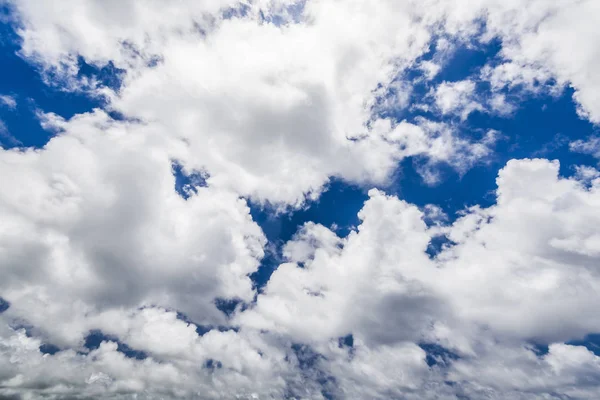 Hermosas Nubes Con Fondo Azul Del Cielo — Foto de Stock