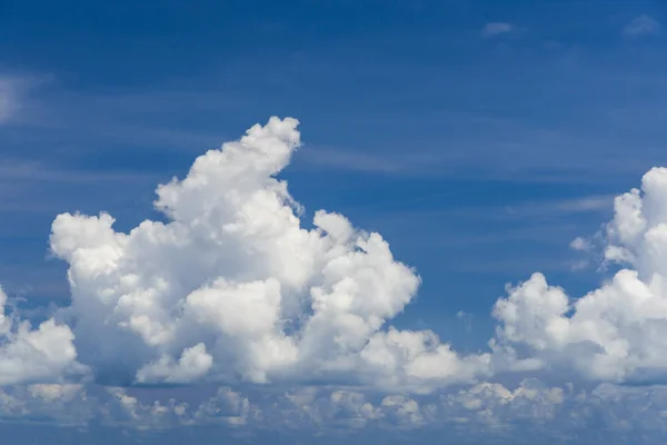 青空を背景にした美しい雲 — ストック写真