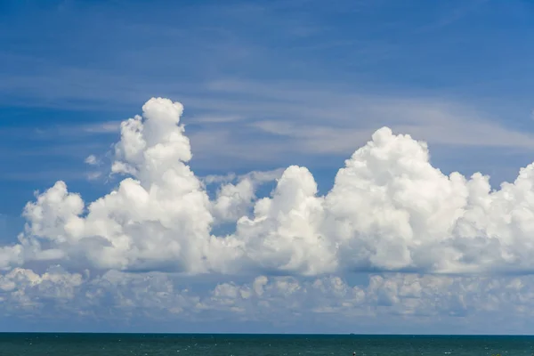 Mar Tropical Bajo Cielo Azul Las Nubes — Foto de Stock