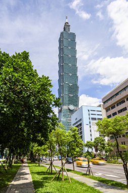 Taipei, Tayvan 'daki Taipei 101 gökdelenlerinin alçak açılı görüntüsü. Xinyi Bölgesi, Taipei 'nin birçok mağaza ve alışveriş merkezinin demirlediği ana alışveriş merkezidir..