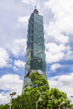 Taipei, Tayvan... 26 Haziran 2017 Taipei 101 gökdelenin alçak açılı görüntüsü, Tayvan. Xinyi Bölgesi, Taipei 'nin birçok mağaza ve alışveriş merkezi tarafından demirlenmiş ana alışveriş alanıdır..