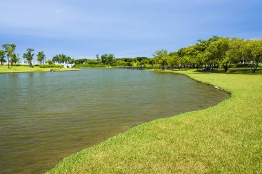 Tayvan 'daki güzel Tainan Büyükşehir Parkı. Burası açık bir açık alan. Göllü güzel bir şehir parkı.
