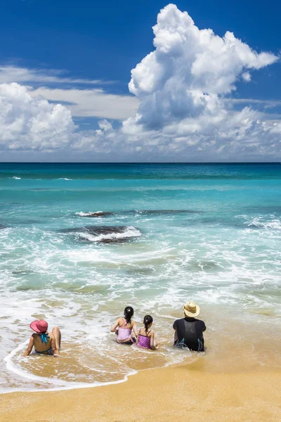 Familia Con Niños Sentados Playa Del Parque Nacional Kending Pingtung — Foto de Stock