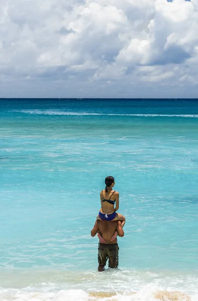 Pareja Caminando Juntos Playa Kenting Parque Nacional Pingtung Taiwan — Foto de Stock