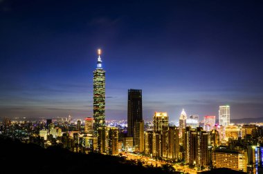 Xiangshan dağının tepesinden Taipei 'nin gece manzarası. Taipei 101 gökdelenleri ve şehir merkezindeki diğer modern binalar..