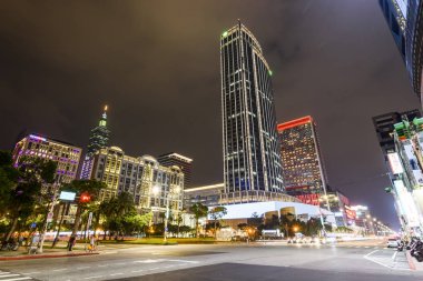Tayvan 'daki Taipei 101 gökdelenlerinin gece manzarası. Xinyi Bölgesi, Taipei 'de birçok mağaza ve alışveriş merkezi tarafından demirlenmiş bir alışveriş merkezidir..