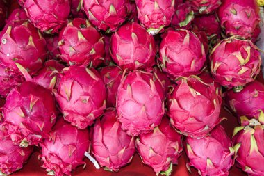 Pitaya pazarda satıyor.
