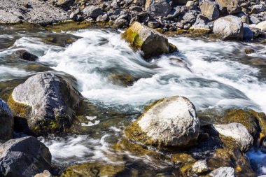 Kayaların ve taşların arasından akan dere ya da dere suyu
