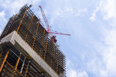 Gökyüzü arka planında vinçleri olan inşaat alanı