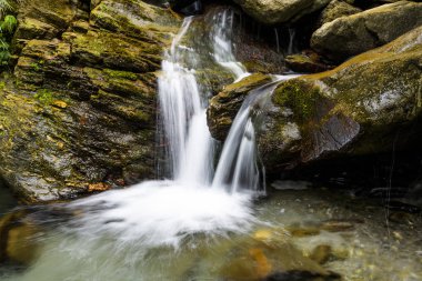 Şelalenin altındaki taşlar, arka plan olarak yakın şelale..