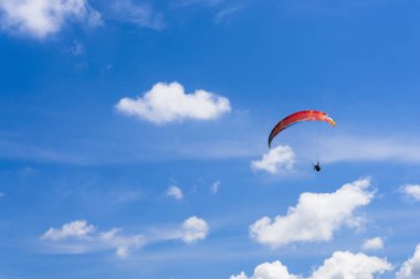 Mavi Gökyüzü ile ekstrem spor ve arka planda bulutlar Sağlıklı Yaşam Tarzı ve Özgürlük kavramı