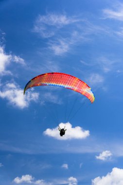 Mavi Gökyüzü ile ekstrem spor ve arka planda bulutlar Sağlıklı Yaşam Tarzı ve Özgürlük kavramı