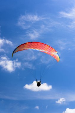 Mavi Gökyüzü ile ekstrem spor ve arka planda bulutlar Sağlıklı Yaşam Tarzı ve Özgürlük kavramı
