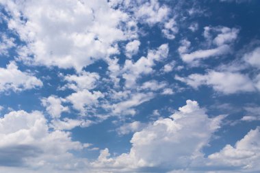 Mavi arkaplanı olan güzel bulutlar