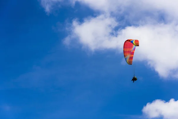 Paragliding Extrémní Sport Modrou Oblohou Mraky Pozadí Zdravý Životní Styl — Stock fotografie