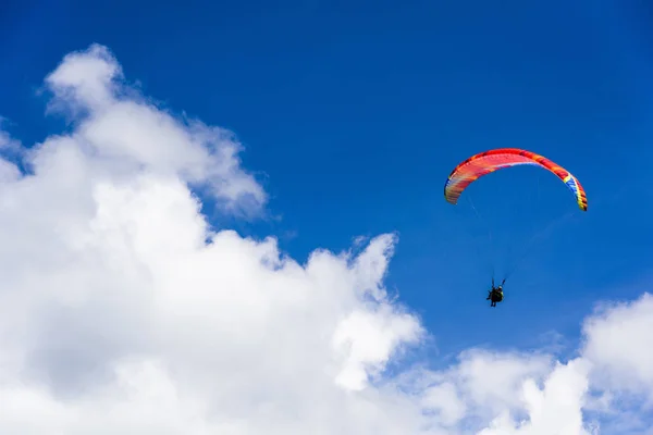 Paragliding Extrémní Sport Modrou Oblohou Mraky Pozadí Zdravý Životní Styl — Stock fotografie