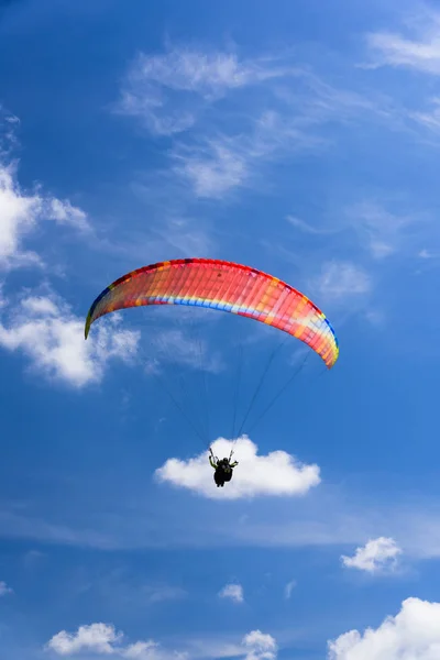 Paragliding Extrémní Sport Modrou Oblohou Mraky Pozadí Zdravý Životní Styl — Stock fotografie