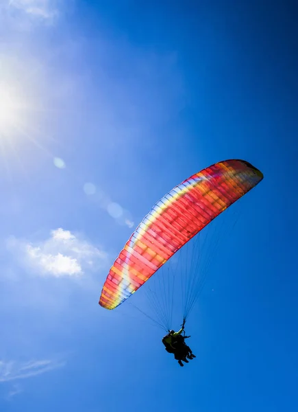 Gleitschirm Extremsport Mit Blauem Himmel Und Wolken Hintergrund Eine Kombination — Stockfoto