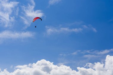 Mavi Gökyüzü ile ekstrem spor ve arka planda bulutlar Sağlıklı Yaşam Tarzı ve Özgürlük kavramı