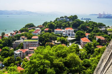 Gulangyu, China- 19 Eylül 2018 Gulangyu 'daki antik binalar ve Çin' in Xiamen kıyısındaki modern binalar.