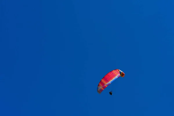 Paragliding Extreme Sport Met Blauwe Lucht Wolken Achtergrond Combineren Van — Stockfoto