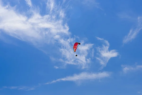 Paragliding Extreme Sport Met Blauwe Lucht Wolken Achtergrond Gezond Lifestyle — Stockfoto