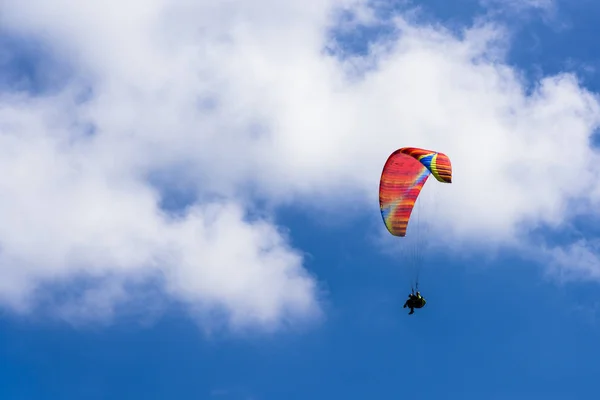 Gleitschirm Extremsport Mit Blauem Himmel Und Wolken Hintergrund — Stockfoto