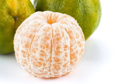 Beyaz arka plandaki portakal.