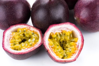 Tutku meyvesi beyaz arkaplanda izole