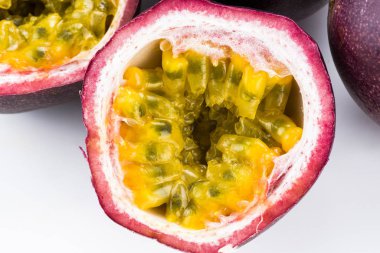 Tutku meyvesi beyaz arkaplanda izole