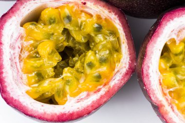 Tutku meyvesi beyaz arkaplanda izole