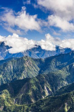 Görkemli dağların katmanları ve temiz bulutların arkaplan sabah 