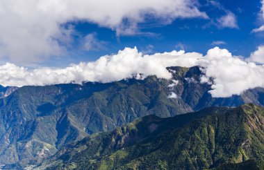 Görkemli dağların katmanları ve temiz bulutların arkaplan sabah 