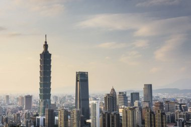 Xiangshan dağının tepesinden Taipei 'nin inanılmaz manzarası. Taipei 101 gökdelenleri ve şehir merkezindeki diğer modern binalar. Ne güzel bir şehir manzarası. Tayvan, Asya 'nın en popüler turizm merkezlerinden biridir..