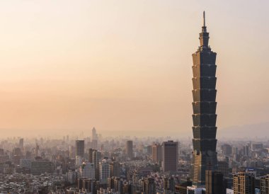 Taipei gökdeleninin panoramik şehri ve Taipei 101 gökdeleni Taipei, Tayvan.