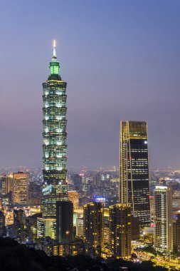 Taipei 101 gökdeleni ve Taipei Tayvan 'daki Xiangshan dağının tepesinden diğer modern binaların gece görüşü. 