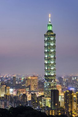 Taipei 101 gökdeleni ve Taipei Tayvan 'daki Xiangshan dağının tepesinden diğer modern binaların gece görüşü. 