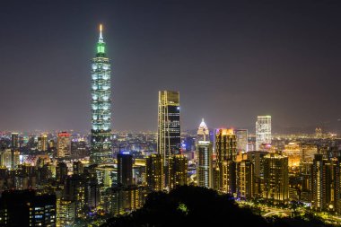 Xiangshan dağının tepesinden Taipei 'nin gece manzarası. Taipei 101 gökdelenleri ve şehir merkezindeki diğer modern binalar.. 