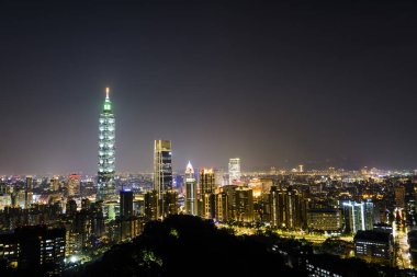 Xiangshan dağının tepesinden Taipei 'nin gece manzarası. Taipei 101 gökdelenleri ve şehir merkezindeki diğer modern binalar. Ne güzel bir şehir manzarası. Tayvan, Asya 'nın en popüler turizm merkezlerinden biridir..