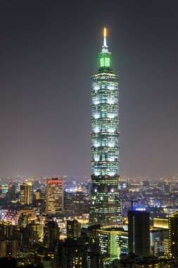 Taipei 101 gökdeleni ve Taipei Tayvan 'daki Xiangshan dağının tepesinden diğer modern binaların gece görüşü. 