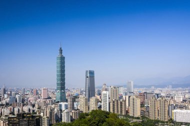 Taipei gökdeleninin panoramik şehri ve Taipei 101 gökdeleni Taipei, Tayvan.