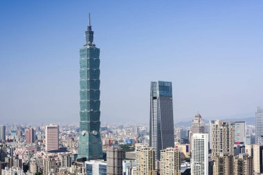 Xiangshan dağının tepesinden Taipei 'nin inanılmaz manzarası. Taipei 101 gökdelenleri ve şehir merkezindeki diğer modern binalar. Ne güzel bir şehir manzarası. Tayvan, Asya 'nın en popüler turizm merkezlerinden biridir..